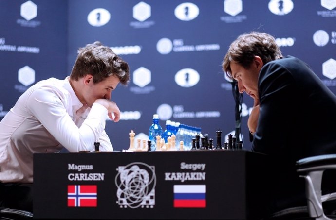 Carlsen y Karjakin durante la final 