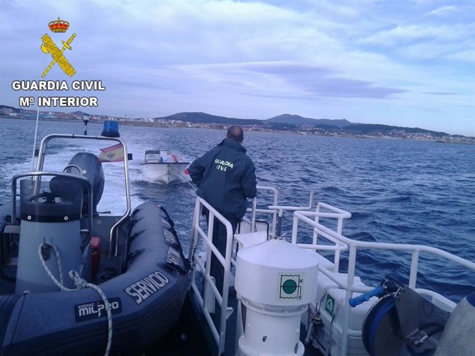 La Guardia Civil investiga embarcaciones por furtivismo.