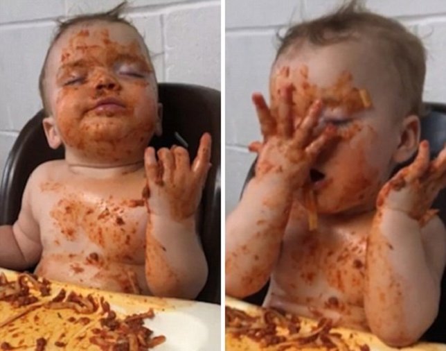 Bebé comiendo espaguetis