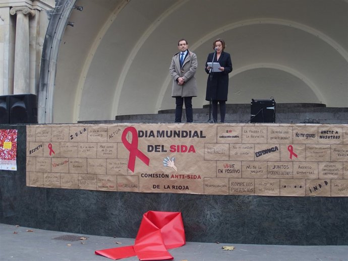 Lectura del manifiesto por parte de la alcaldesa, Cuca Gamarra    