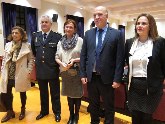 Ruiz (2º izda.) junto a ponentes y resto de autoridades