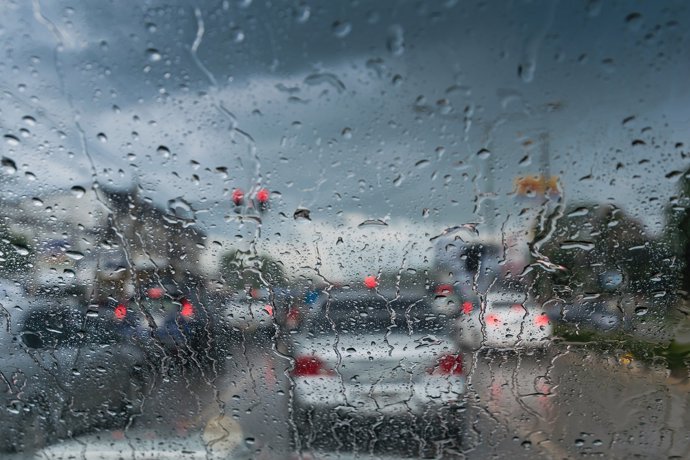 Conducción con lluvia, tráfico, 