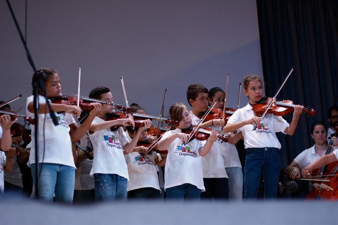 Alumnos del proyecto Barrios Orquestados que forman la cuerda de violines 