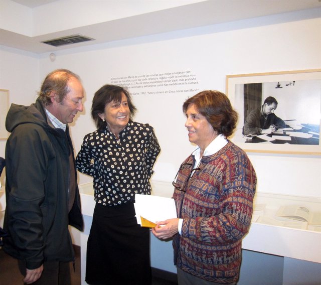 Adolfo y Elisa Delibes junto a la comisaria de la muestra.