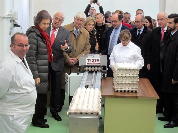 Doña Sofía visita la cadena de sellado de huevos