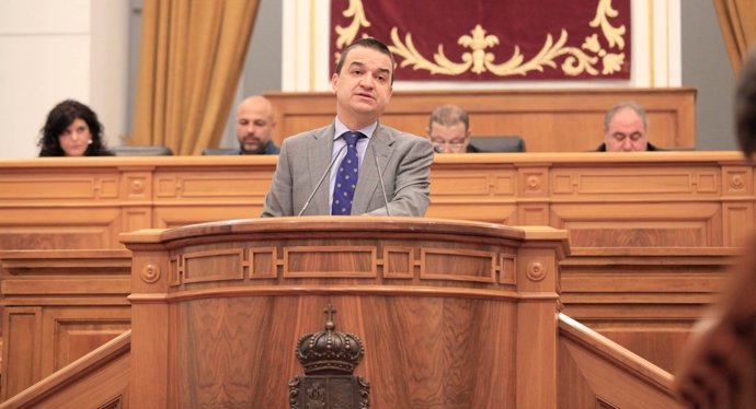 El consejero en el pleno de las Cortes