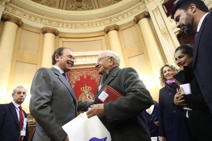 El presidente del Senado, Pío García-Escudero, recibe a los visitantes