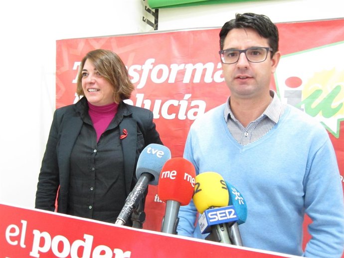 Elena Cortés y Pedro García en la sede de IU en Córdoba