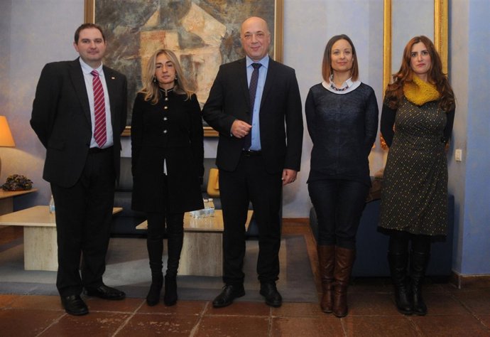 Antonio Ruiz (centro), con responsables de Cruz Roja