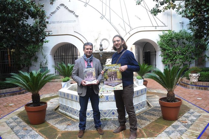 El delegado de Caminos Rurales, Francisco Sánchez (izda.) con el cartel