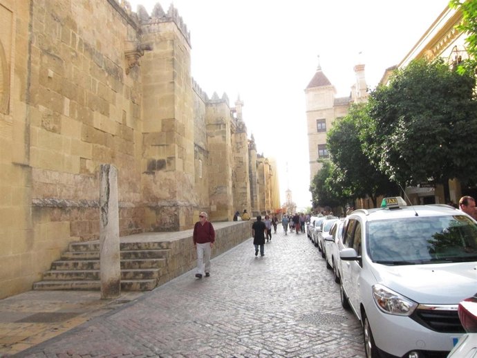 El Palacio Episcopal (fondo, dcha.) frente a la Mezquita
