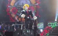 Guns n' Roses terminan su concierto en México apaleando una piñata de Donald Trump