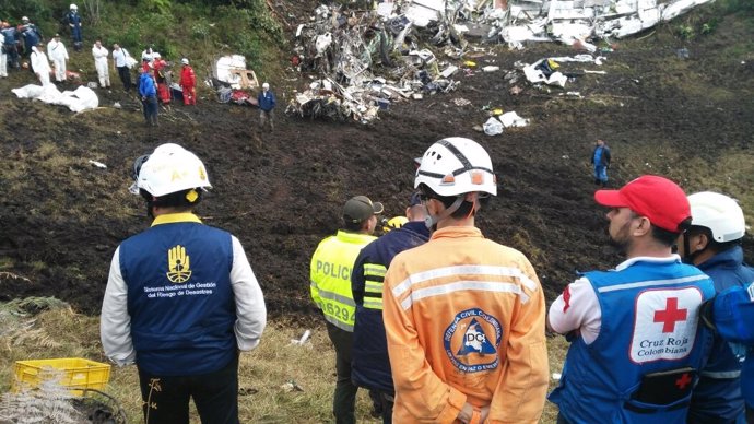 Los equipos de rescate en la zona del accidente del avión del Chapecoense
