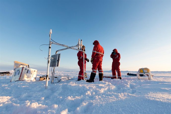 Forschergruppe Bei Der Arbeit Auf Dem Eis, Verankerung Der Bojen, Zur Bestimmung