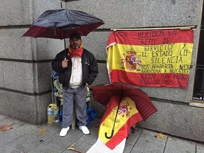 El exsoldado Andrés Merino, en su protesta junto al Ministerio de Defensa