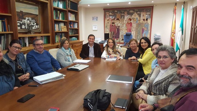 Esther Ruiz (centro, al fondo) durante la reunión