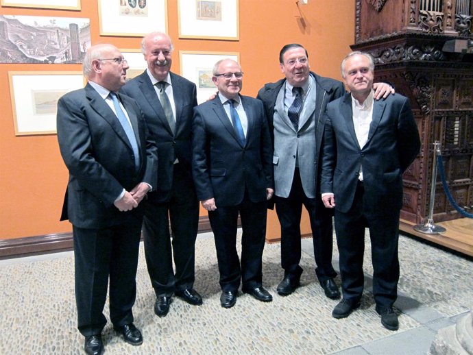 Vicente del Bosque con miembros de Ibercaja y Miguel Pardeza en Zaragoza