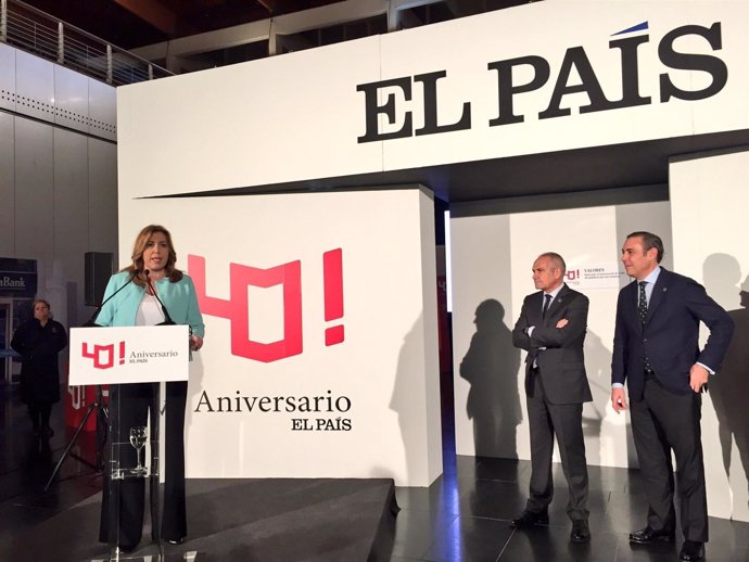 Susana Díaz visita la exposición por el 40 aniversario de El País