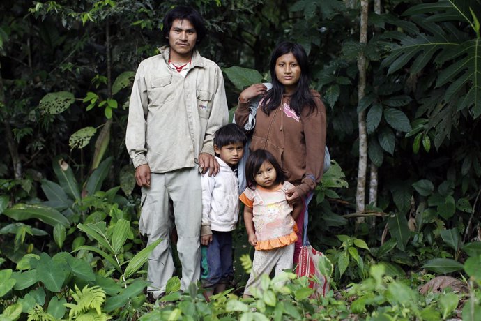 Una familia de indígenas mashco piro, en Perú.