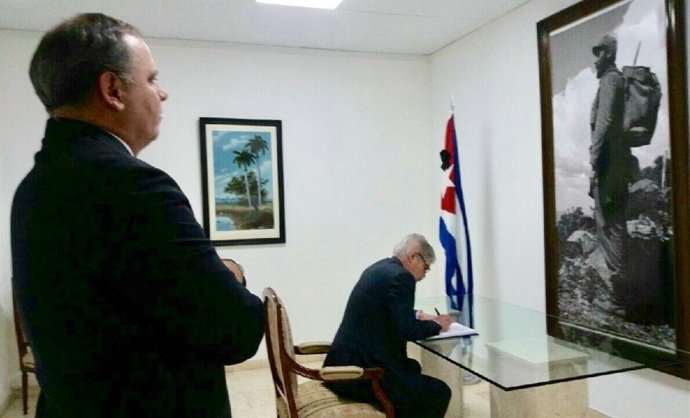 El ministro Alfonso Dastis firma en el libro de condolencias por Fidel Castro