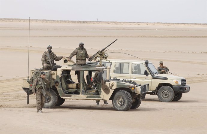 Militares tunecinos en la frontera con Libia