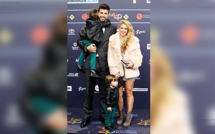 SHAKIRA Y PIQUÉ CON SUS HIJOS