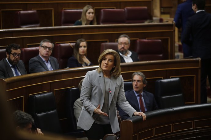 Fátima Báñez na sesión de control al Gobiernu nel Congresu