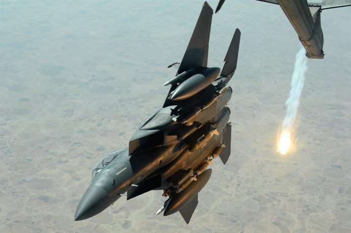 Caza F-15E Strike Eagle de Estados Unidos tras un reabastecimiento en vuelo