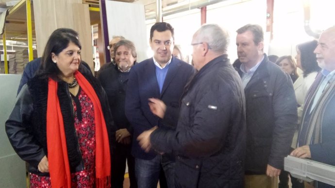 Juanma Moreno (c), en la visita a Cincocina.