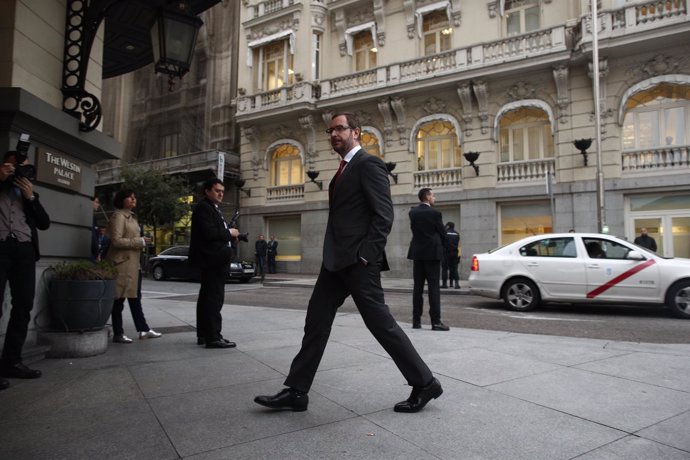 Javier Maroto a su llegada a un desayuno informativo