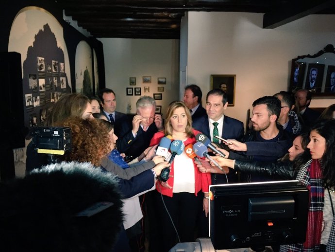 Susana Díaz atiende a los medios en Jabugo (Huelva)