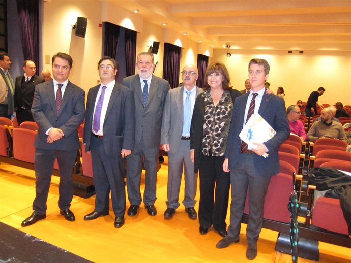 Blanco y Chacón (centro) en la inauguración de la jornada