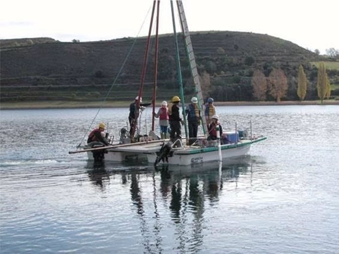 Los investigadores sacan los sondeos de los sedimentos en el lago Montcortés