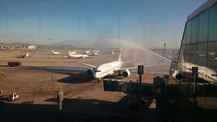 El avión de Royal Air Maroc ha sido bautizado a su llegada a Barcelona