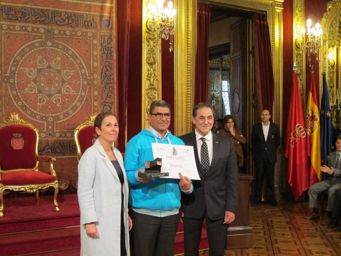 Uxue Barkos y George Sabe, premio 'Navarra' a la solidaridad 2016