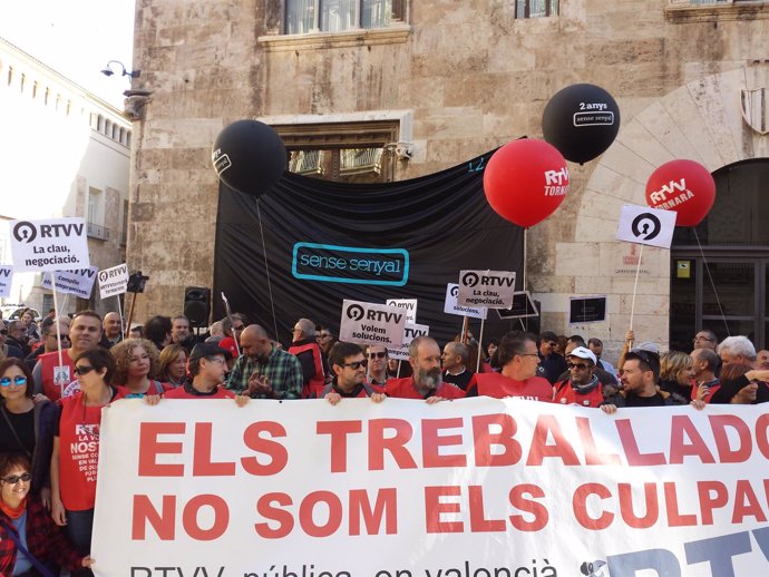Extrabajadores de RTVV manifestándose delante del Palau de la Generalitat