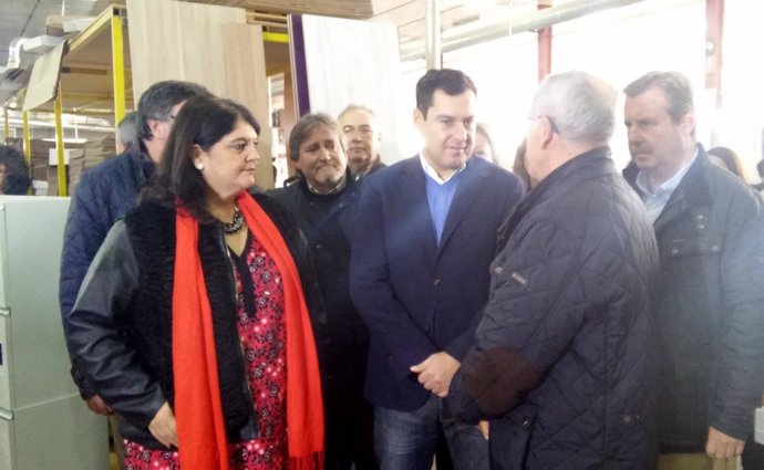 Juanma Moreno (c), durante su visita a la empresa Cincocina.