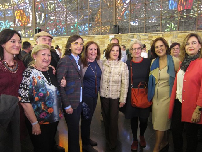 María José Sánchez Rubio junto a Rosa Aguilar con el voluntariado