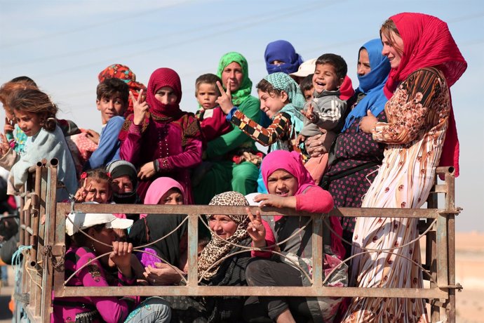 Varios civiles huyen de la ciudad siria de Raqqa a principios de noviembre. 