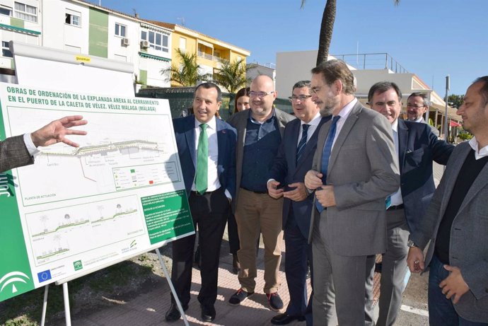 El cosejero Felipe López visita obras del Puerto de la Caleta en Vélez