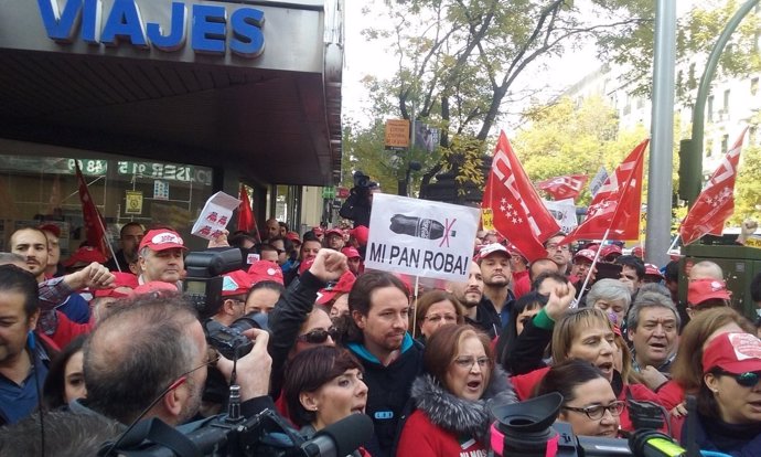 Pablo Iglesias con los trabajadores de 'Coca-Cola en lucha'
