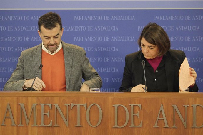 Rueda de prensa de Antonio Maíllo y Elena Cortés (IU) en el Parlamento andaluz