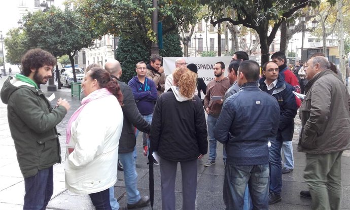 Moreno con los trabajadores.