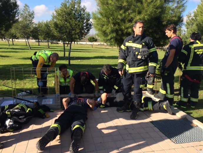 Bomberos interviniendo en el lugar