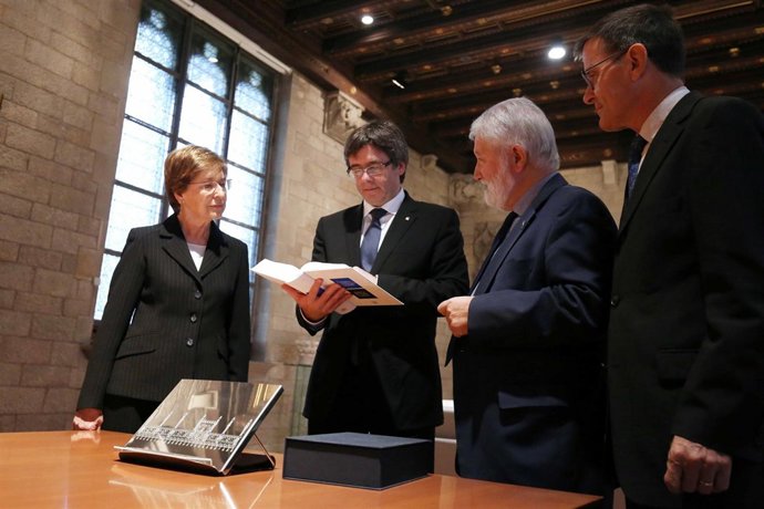 El pte.C.Puigdemont recibe la nova Gramàtica de la llengua catalana.