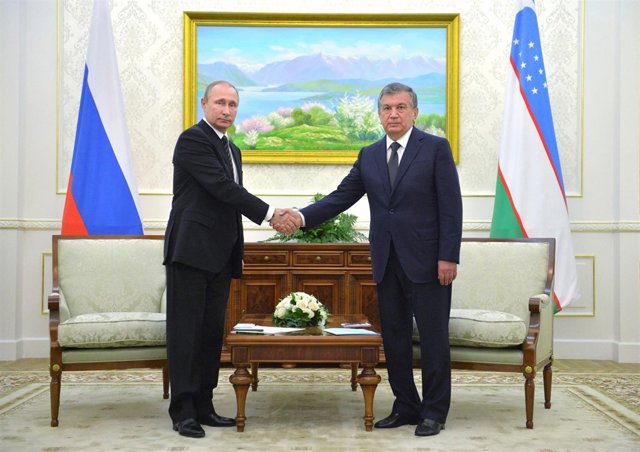 Vladimir Putin y Shavkat Mirziyoev