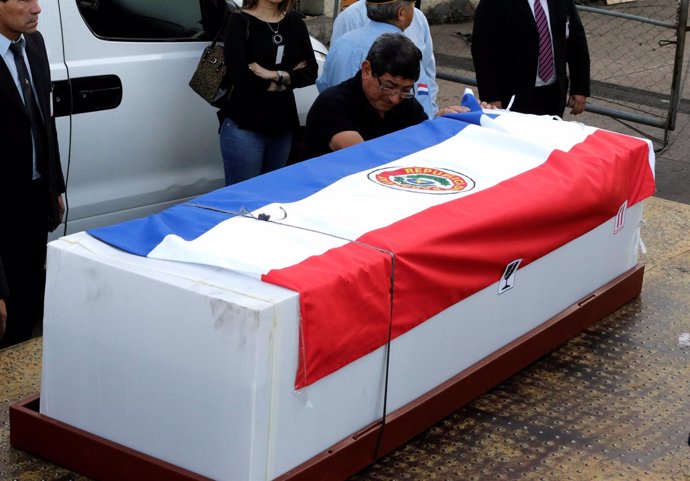 Féretro con los restos del paraguayo fallecido en el accidente aéreo de Colombia