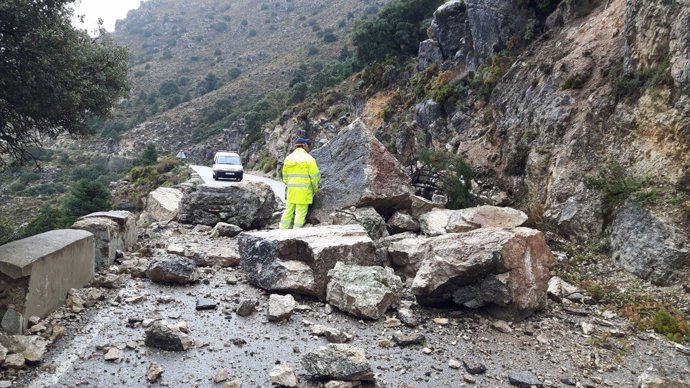 Rocas desprendidas en la CA-9104