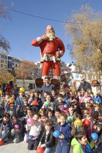 El Papa Noel más alto de Europa se exhibe en Puerta Real