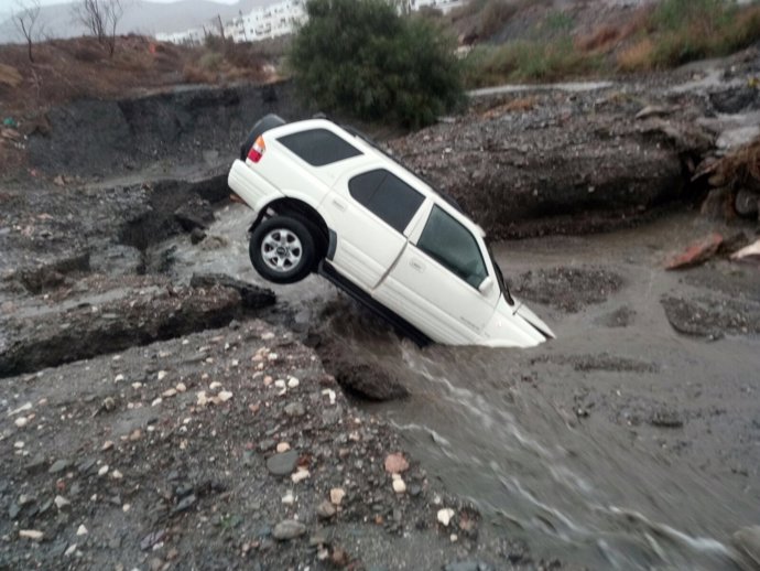 Coche arrastrado por las lluvias en Mojácar